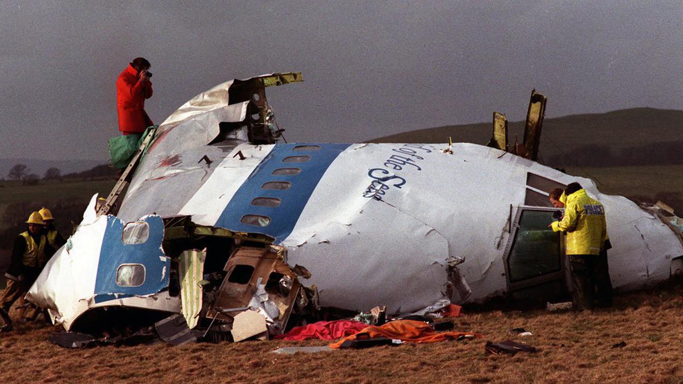 I resti dell'aereo della Pan Am esploso sui cieli di Lockerbie
