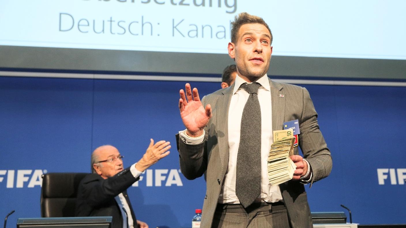 Il comico Lee Nelson di fronte a Blatter a Zurigo