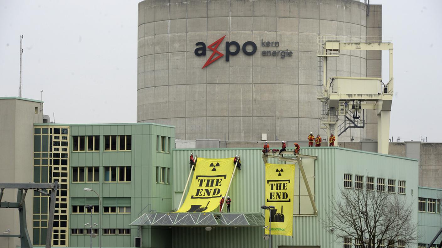 Attivisti di Greenpeace appendono striscioni sulla centrale nucleare di Beznau nel marzo 2014