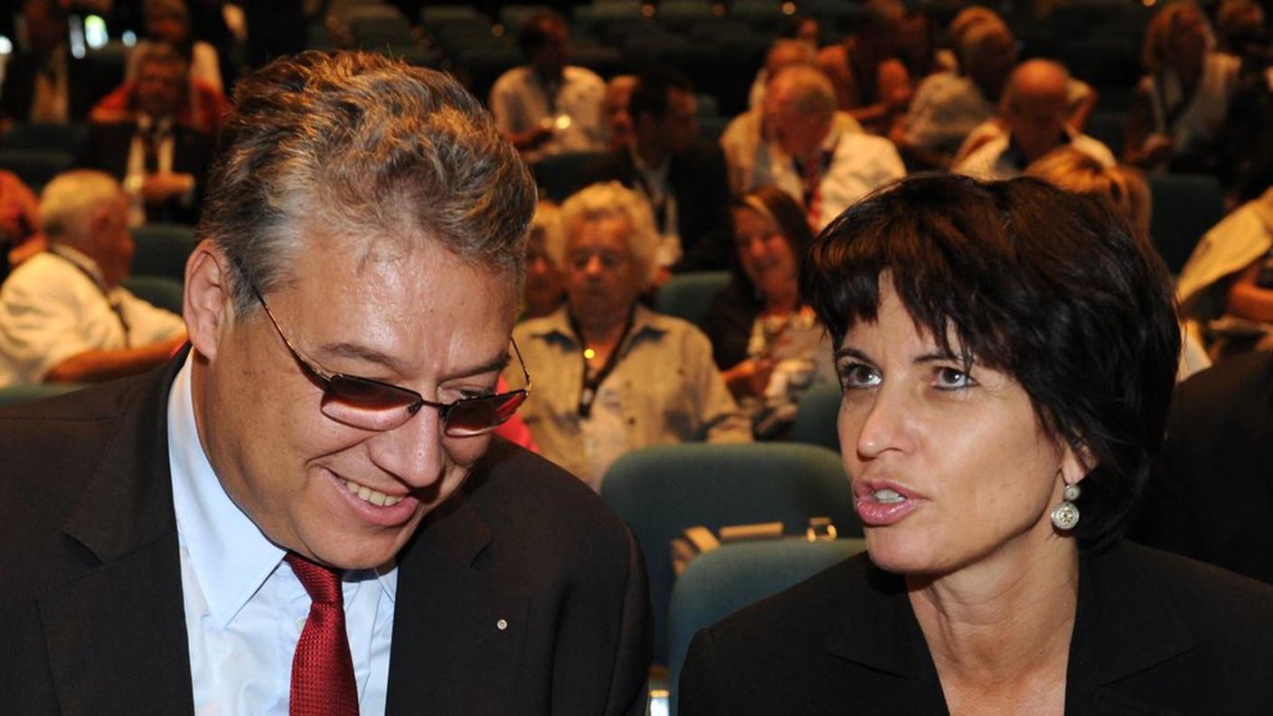 Filippo Lombardi, qui con Doris Leuthard al congresso degli svizzeri all'estero tenutosi a Lugano nel 2011, sarà uno dei quattro copresidenti