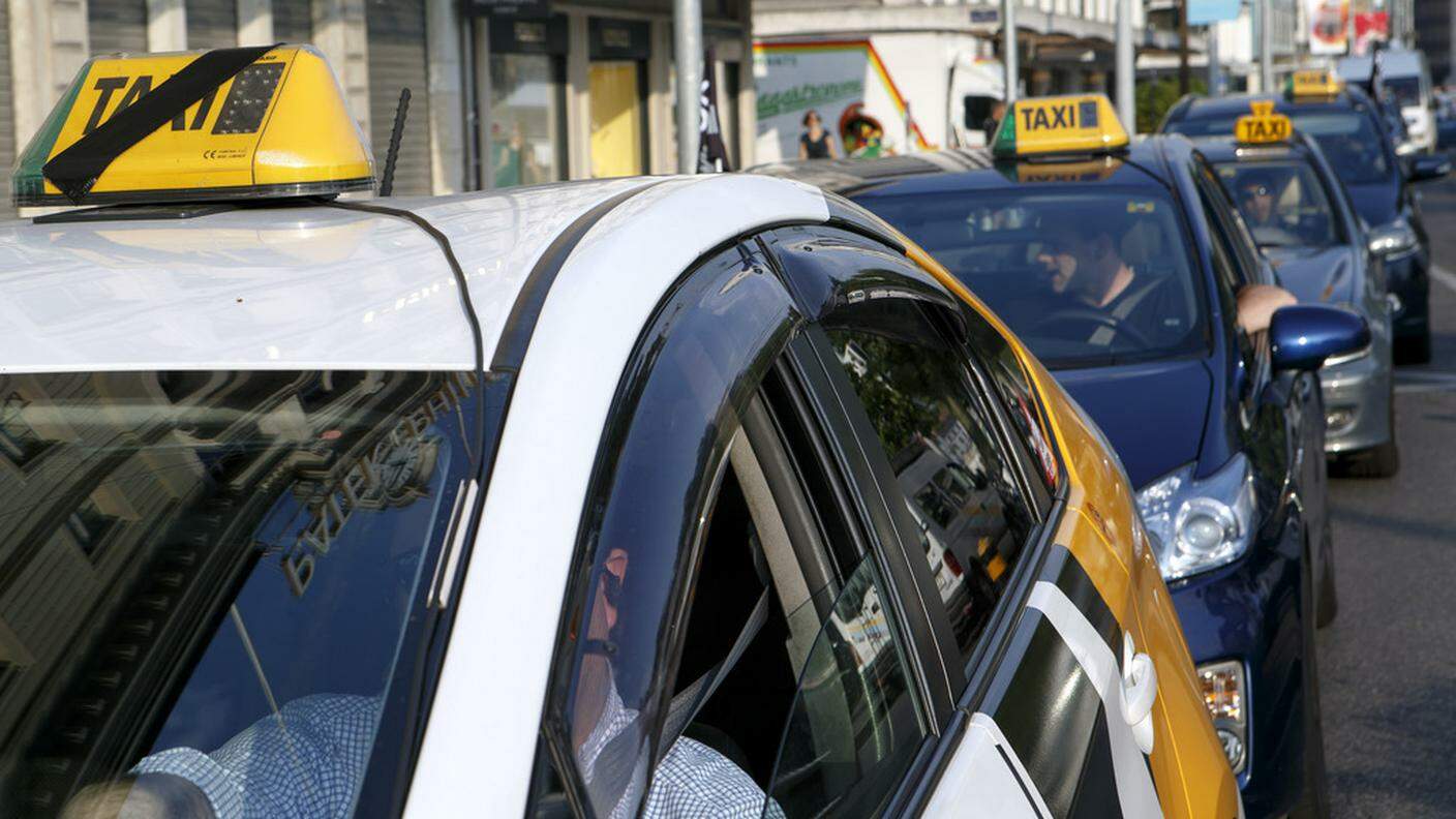 Taxi in corteo per protesta nella città di Calvino