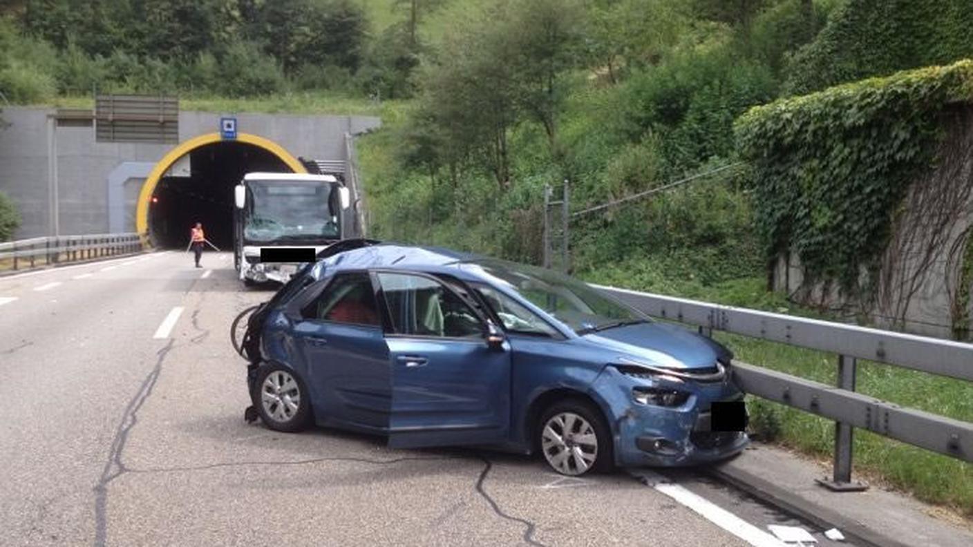 Coinvolti un torpedone e tre auto