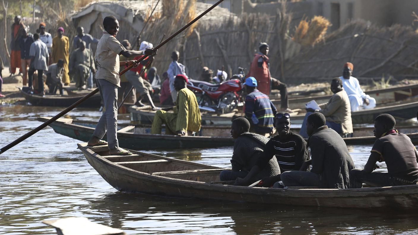 Nigeriani in fuga dal nord del loro paese attraverso il lago Ciad