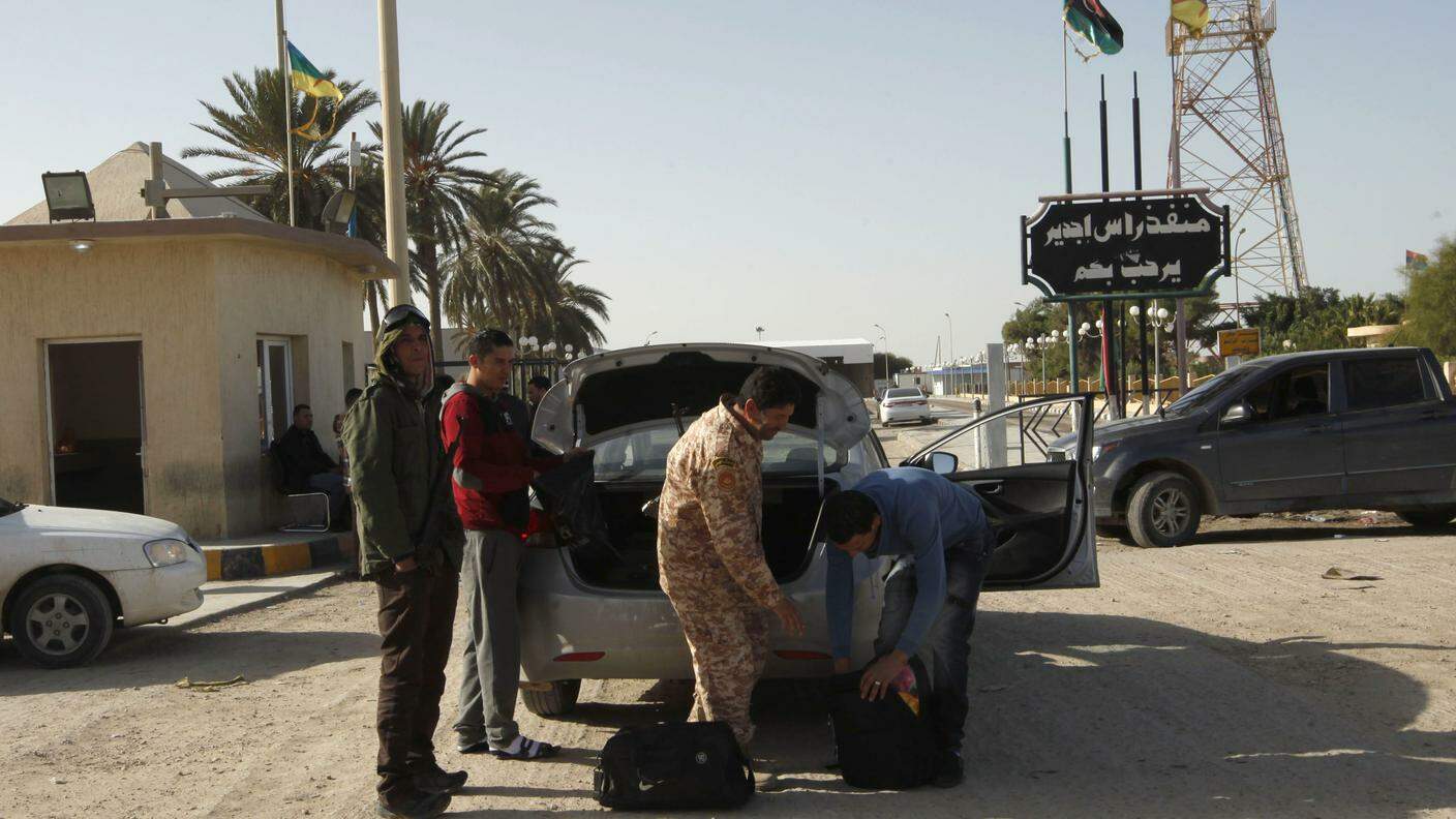 Controlli doganali al confine tra Tunisia e Libia