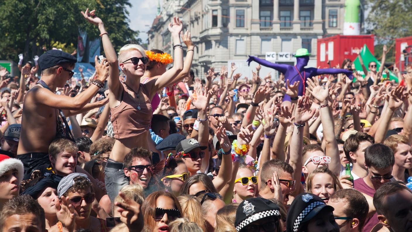 Zurigo vede ballare molti giovani alla Street Parade