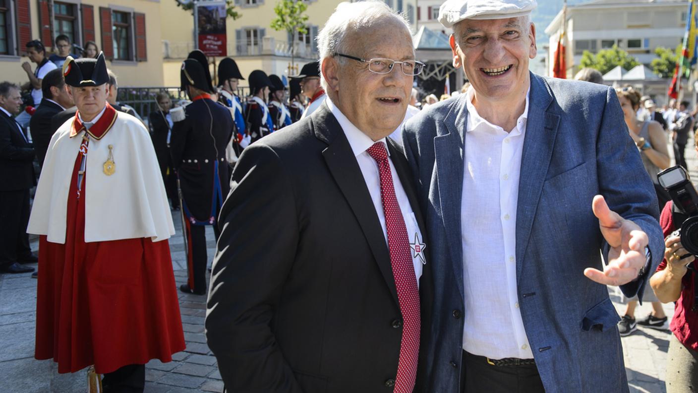 Johann Schneider-Ammann si intrattiene con l'ex consigliere federale Pascal Couchepin