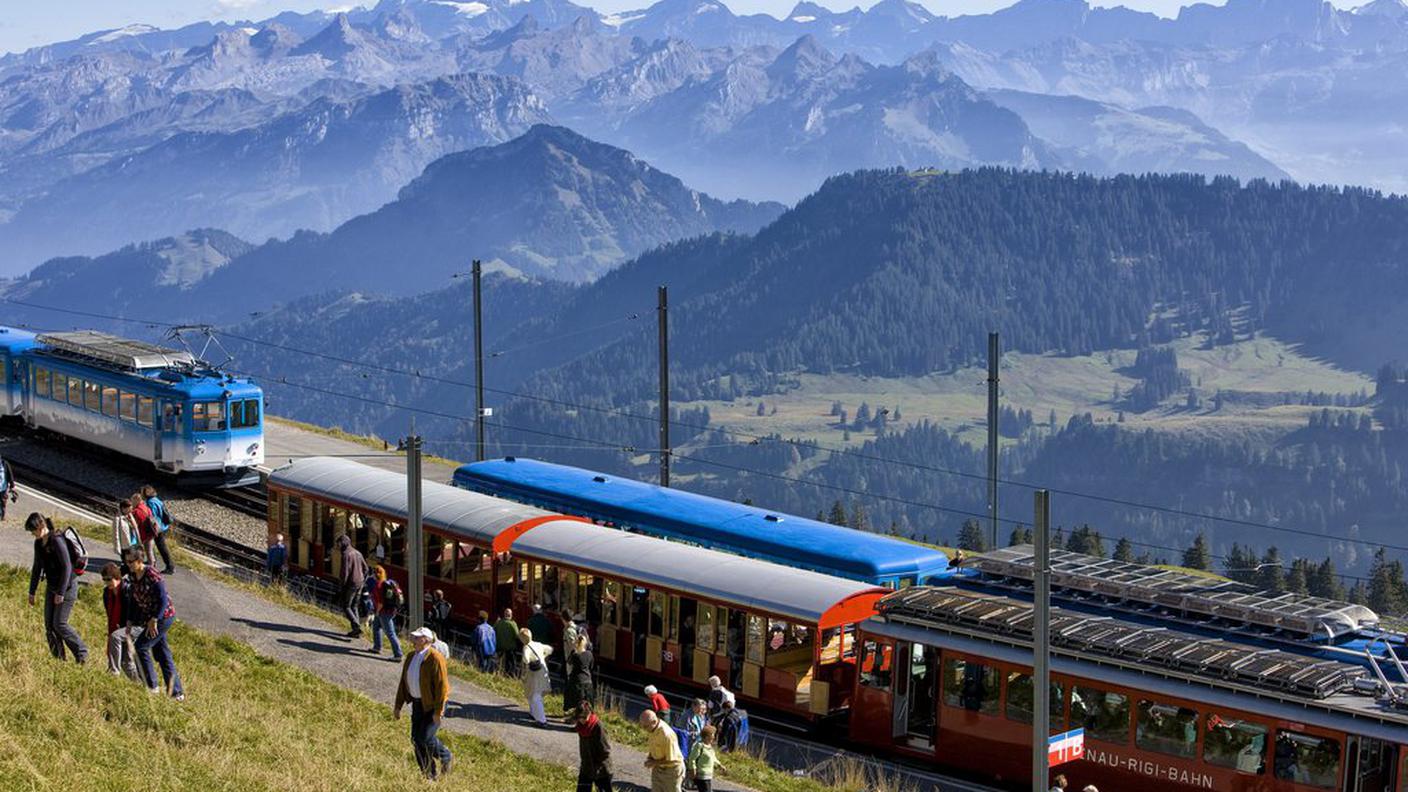 Rigi, sui vagoni tante gente come mai in 144 anni di servizio