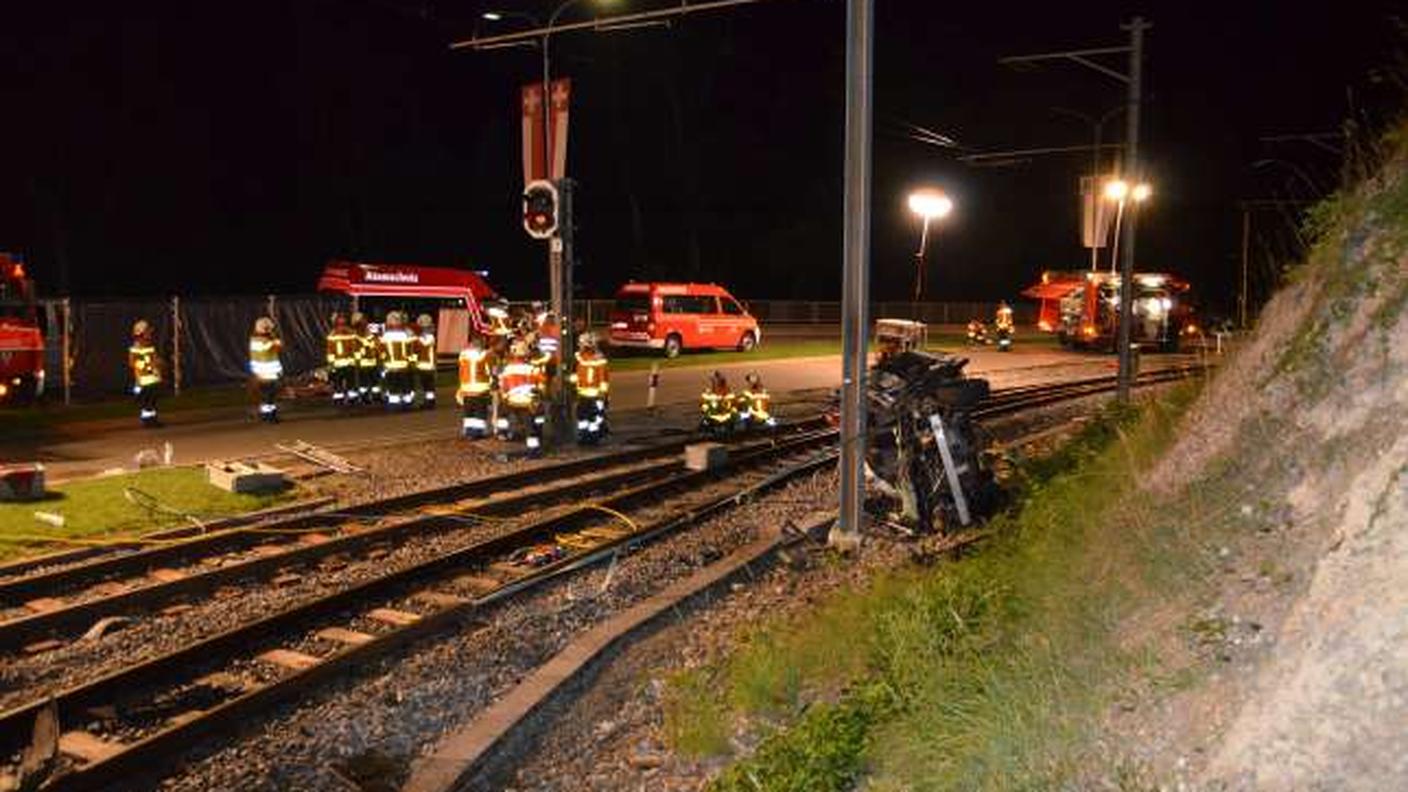 La vettura distrutta dopo l’uscita di strada