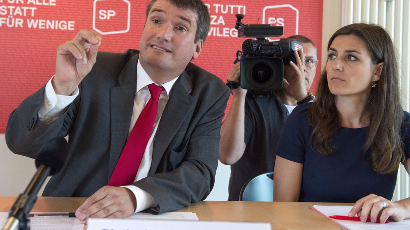 Il presidente Christian Levrat in conferenza stampa con la segretaria generale Flavia Wasserfallen