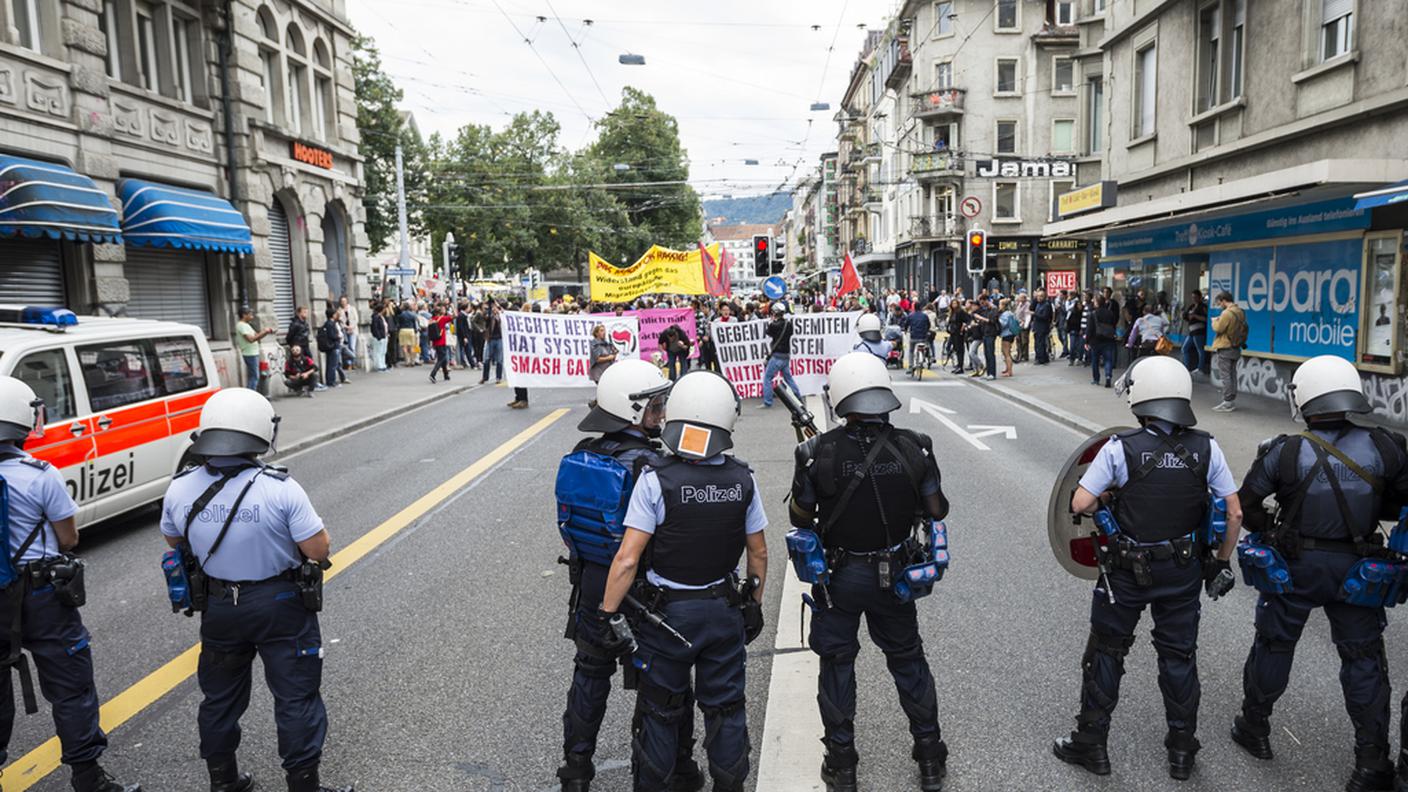 La polizia è poco distante