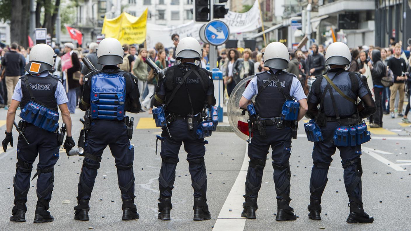 La polizia è poco distante