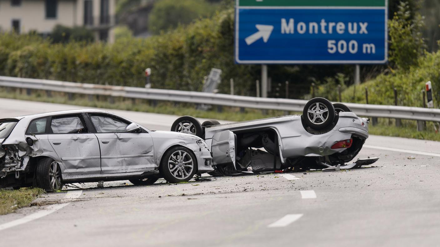 Le due auto demolite sull'autostrada A9 a Montreux domenica mattina