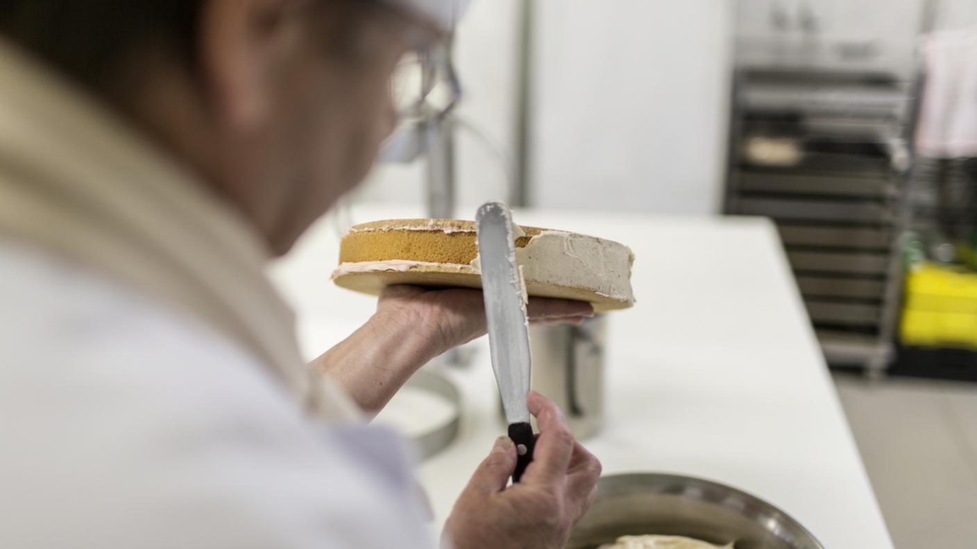 Dopo aver posato un secondo disco croccante cosparso di crema, si passa alla glassa