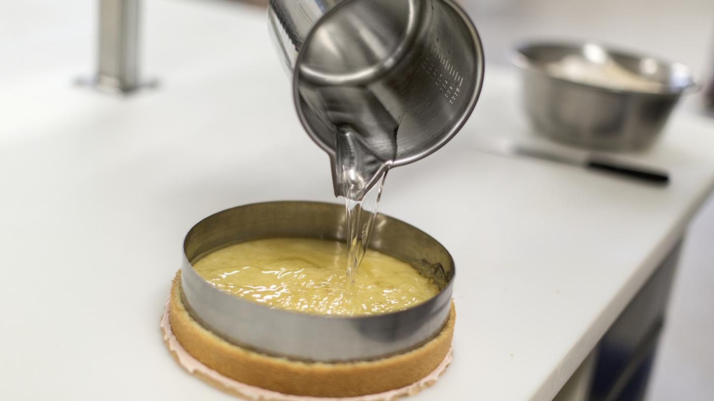 Il biscotto viene imbevuto di sciroppo al kirsch