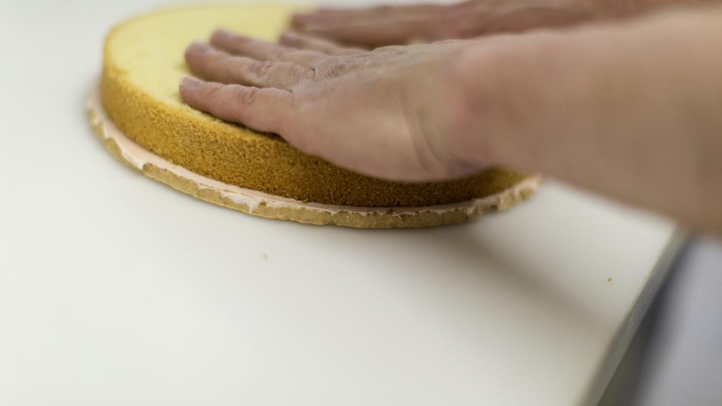 Il biscotto viene posato sul disco croccante