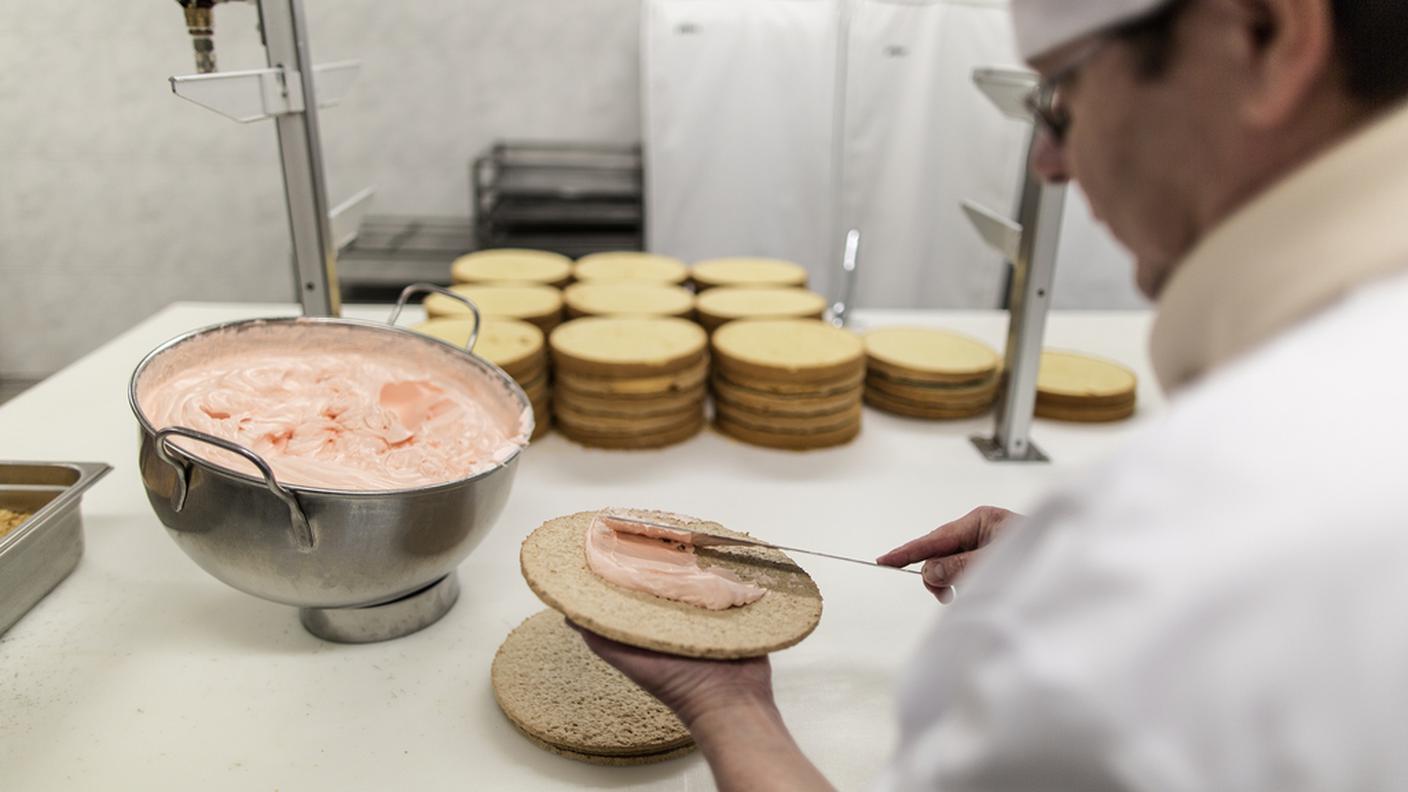 Un disco croccante viene spalmato di crema al kirsch