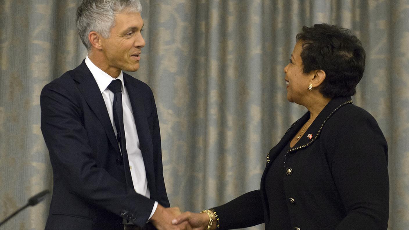 Michael Lauber stringe la mano a Loretta Lynch