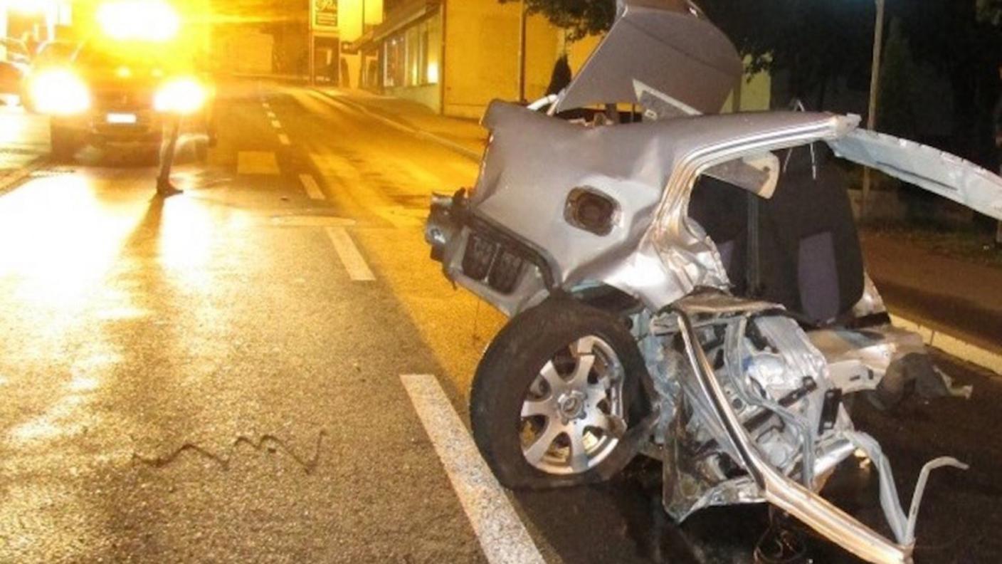 Ciò che resta dell'auto finita contro un muro a Niederurnen