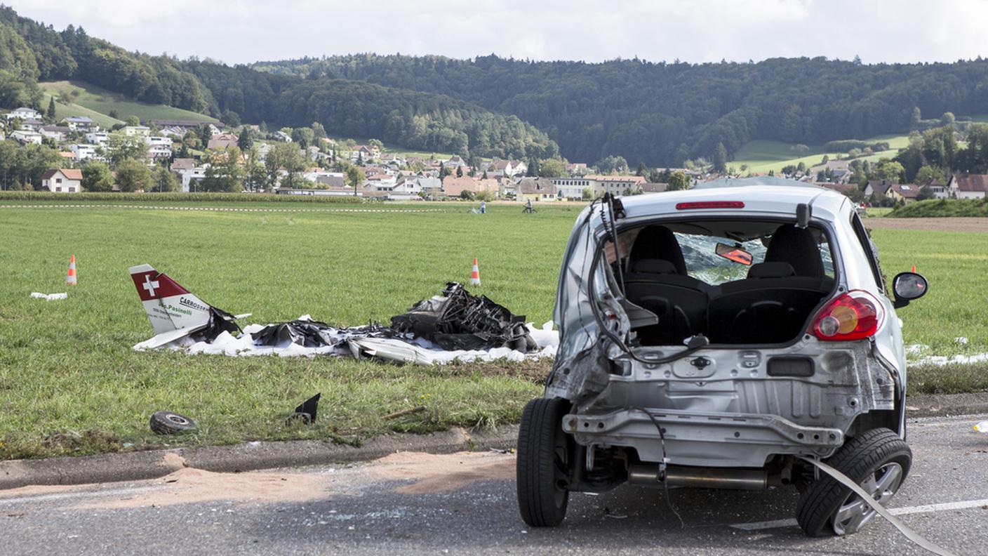 L'auto e l'aereo, solo rottami