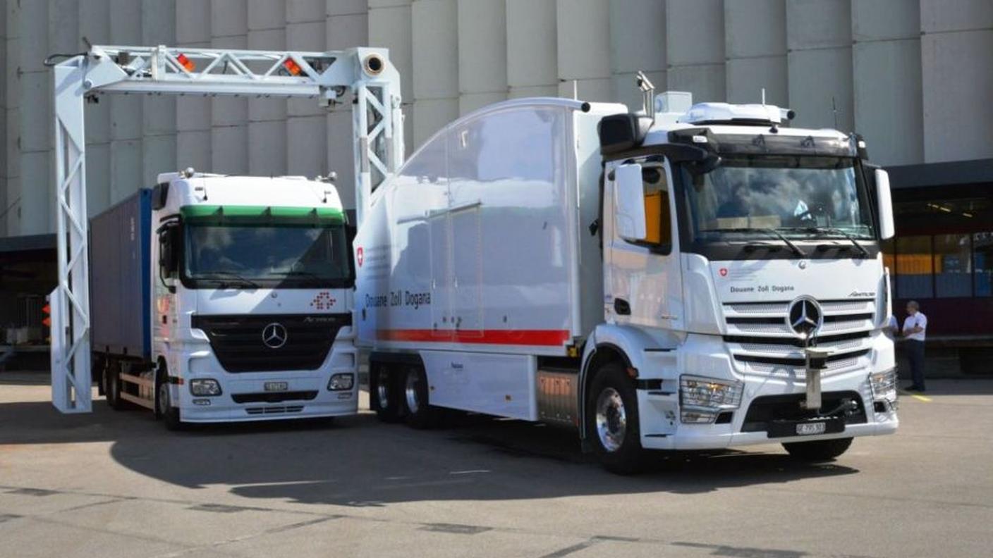 Un camion passato ai raggi X dal nuovo scanner doganale