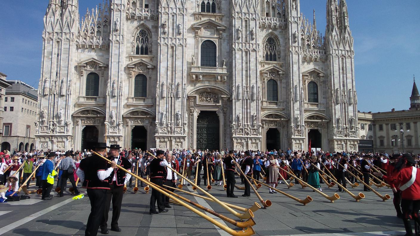 420 suonatori di corni delle Alpi a Milano