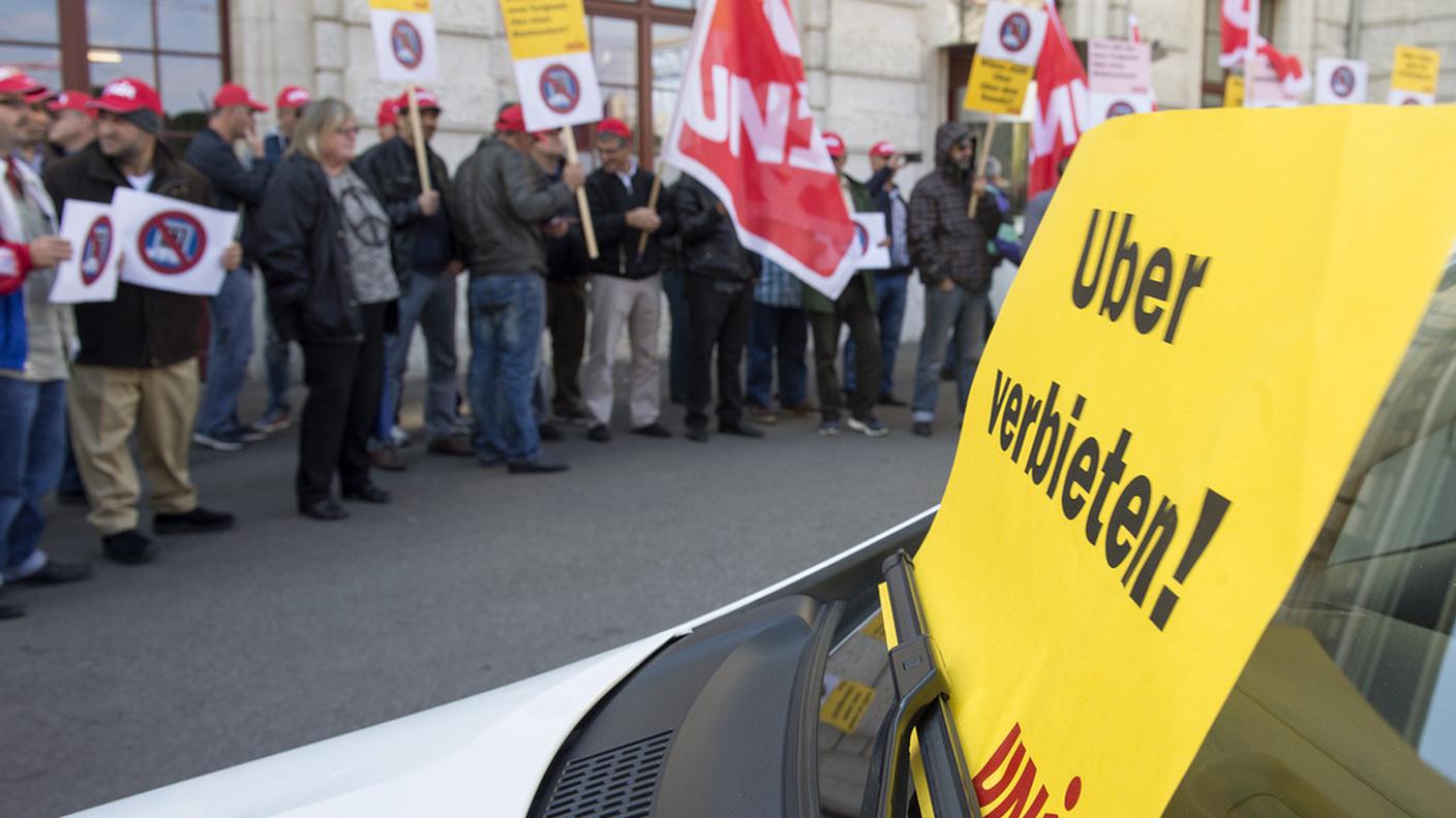 La protesta di fronte alla stazione