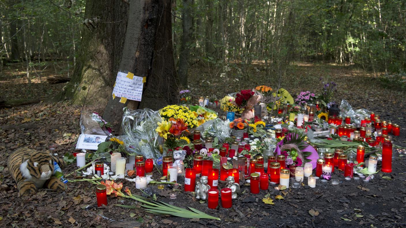 Fiori e candele sul luogo dello schianto