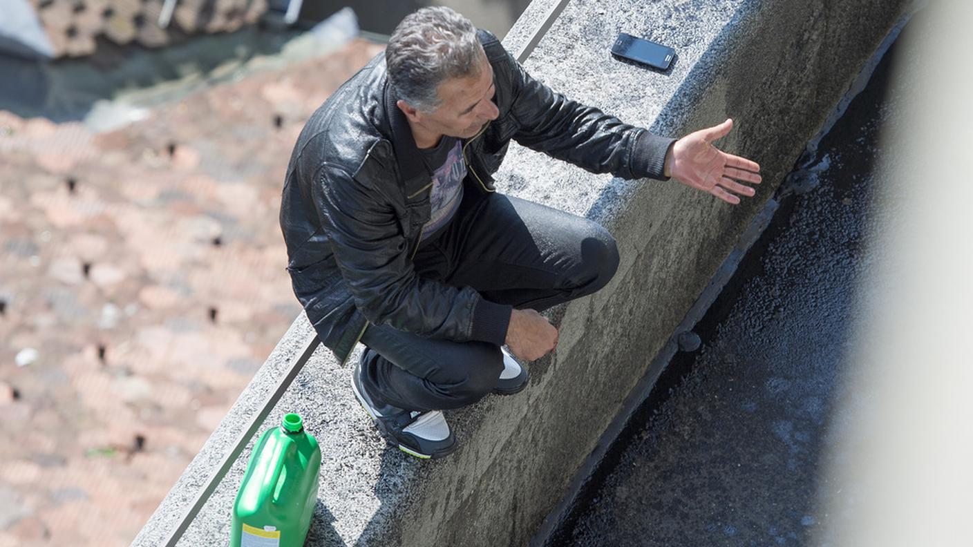 L'uomo ha con sé una piccola tanica e un cellulare