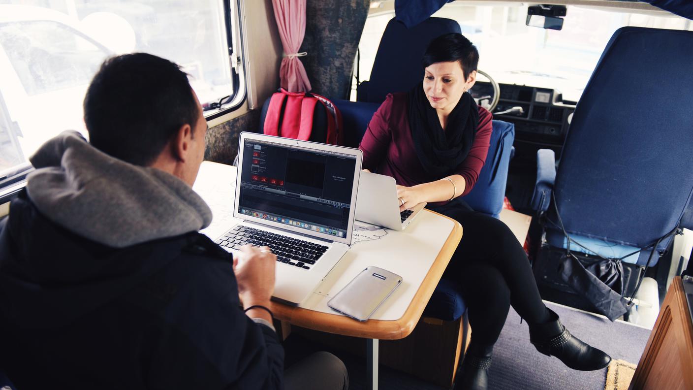 Alessandro Broggini della RSI e Marguerite Meyer di SRF nel bus di politbox