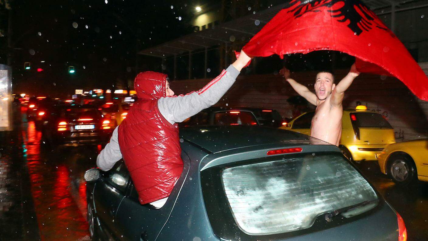 Tifosi albanesi in festa: un'immagine delle celebrazioni di Tirana