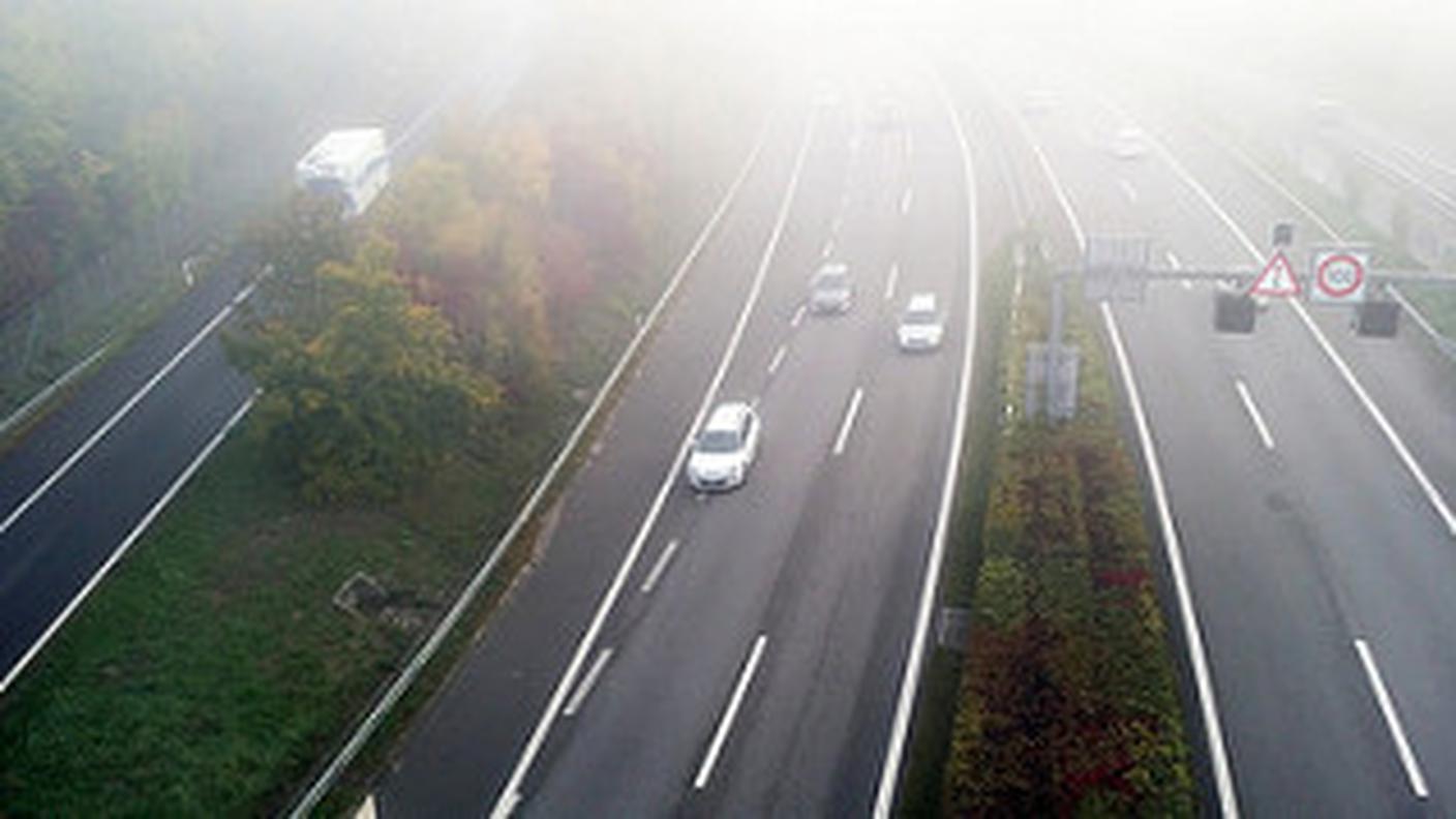 Le auto sull'A1 con le sole luci diurne il 5 ottobre, a Vernier
