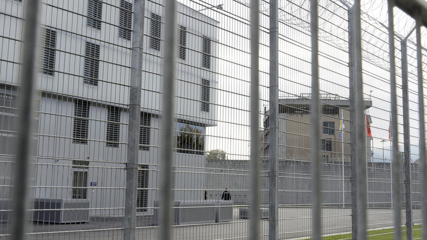 La Brenaz, a sinistra, e Champ-Dollon, a destra
