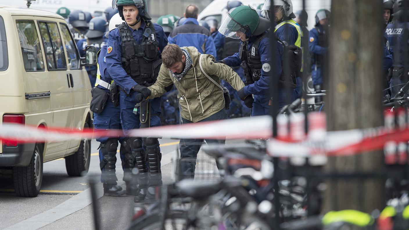 Manifestanti bloccati dalla polizia