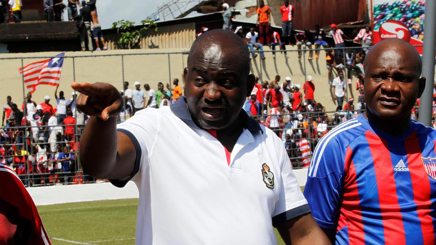 Musa Bility, al centro, presiede la Federcalcio liberiana, ma non può contare nemmeno sul sostegno unanime dei paesi africani 