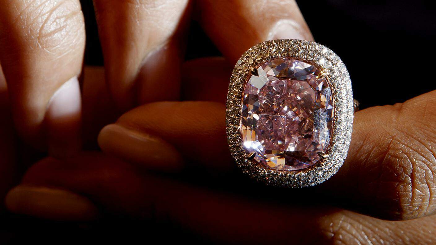 ... e il diamante rosa venduto per 28,7 milioni martedì