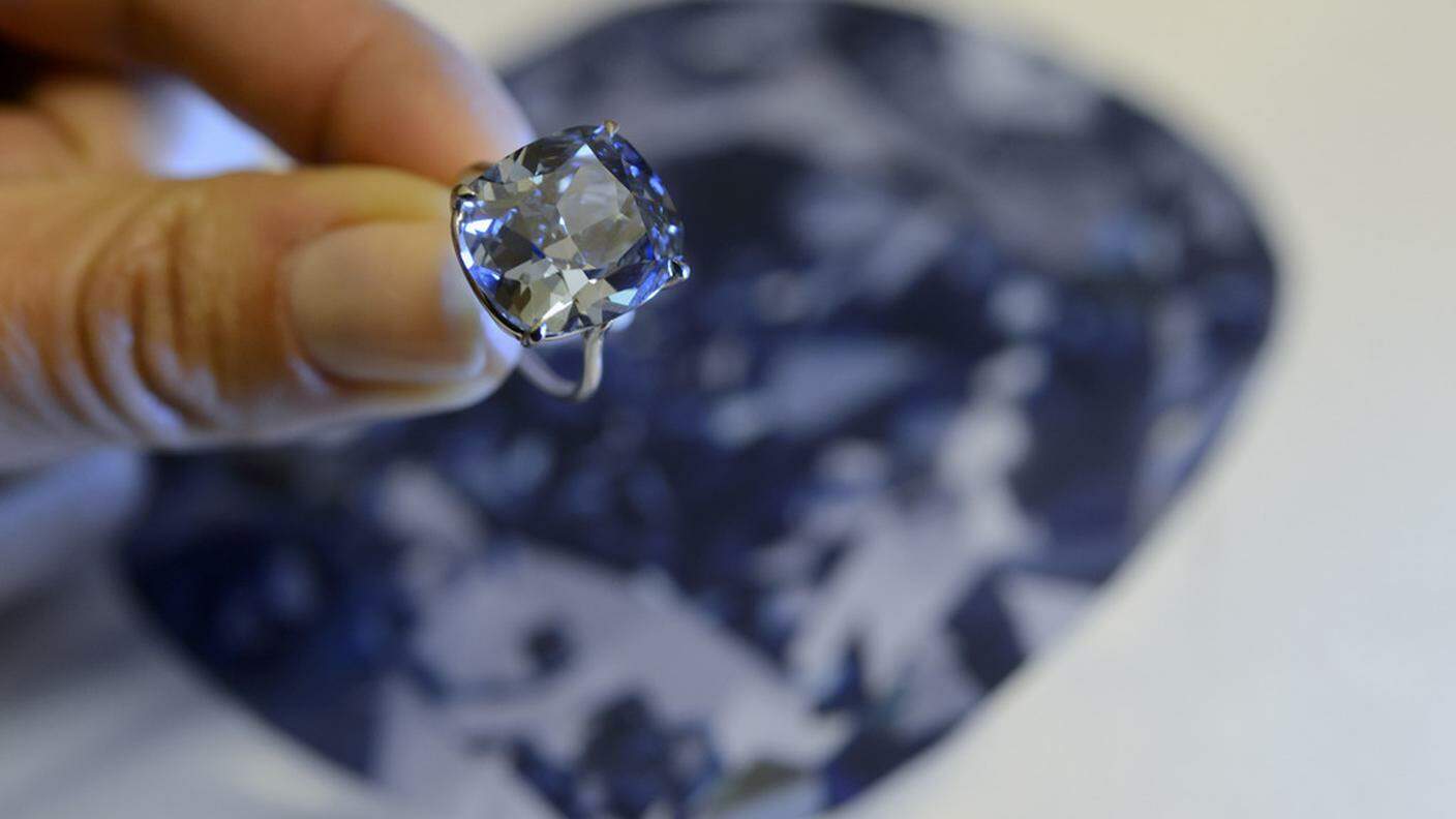 Il diamante blu che Lau ha acquistato per 48,6 milioni, un primato