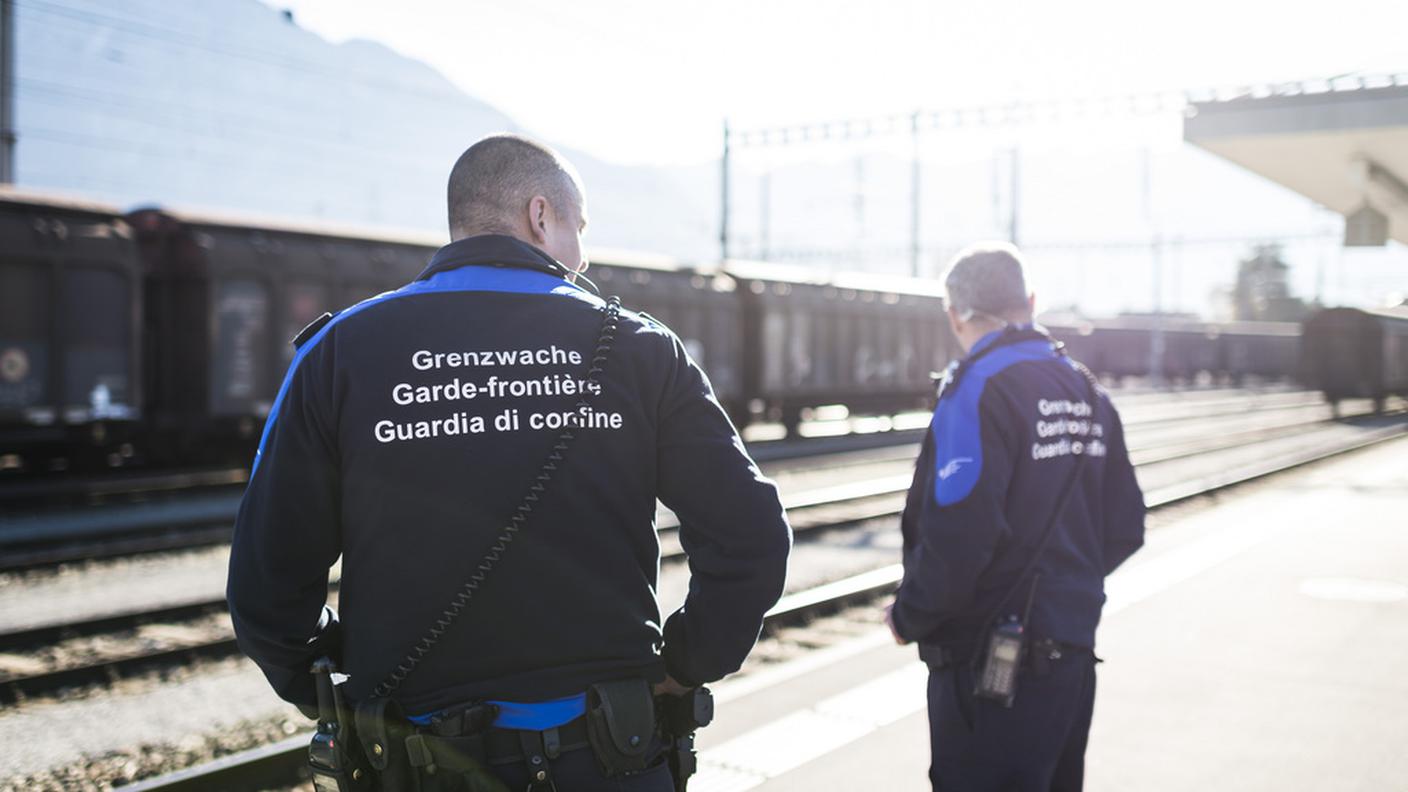 Guardie di confine vigili ai valichi elvetici