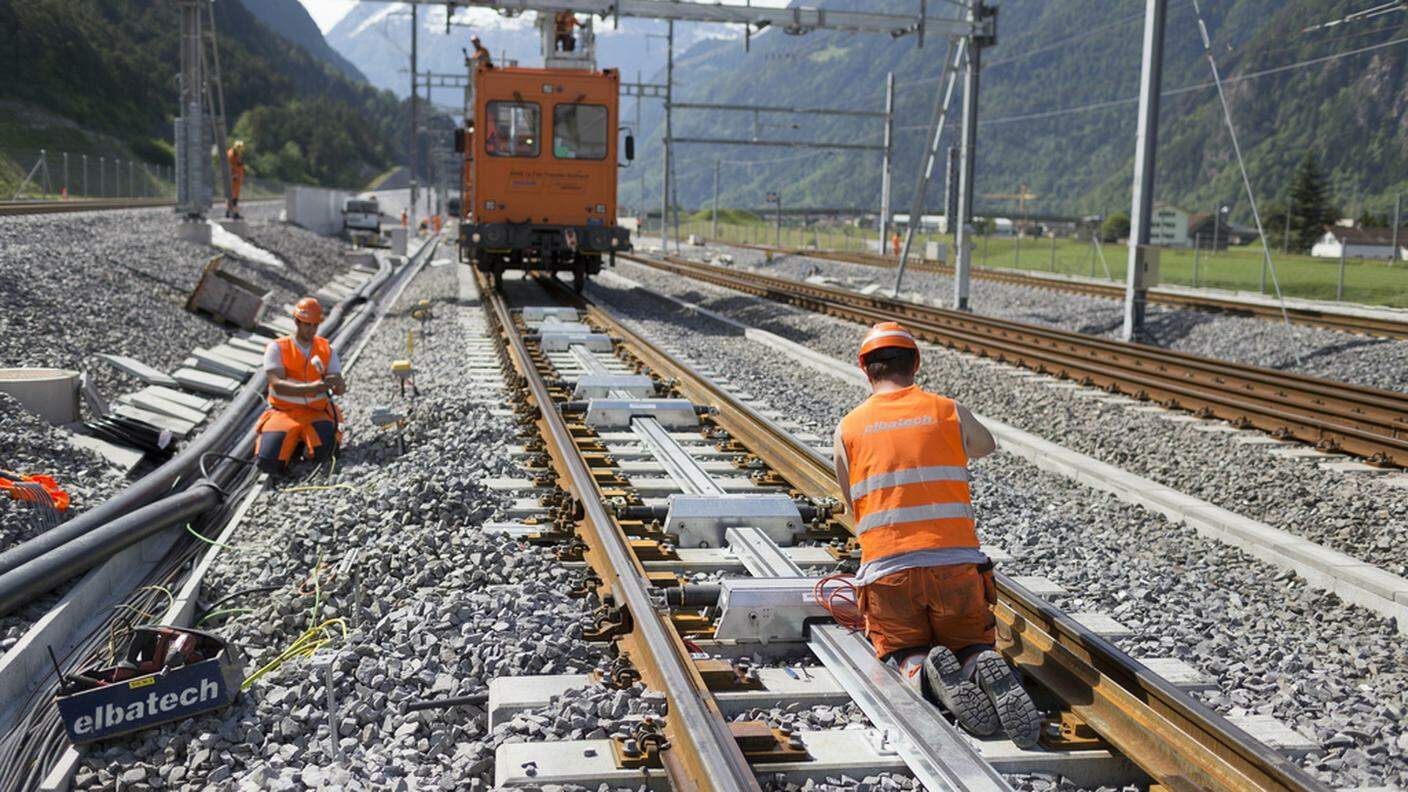 I tecnici delle FFS sono all'opera per ripristinare la linea ferroviaria