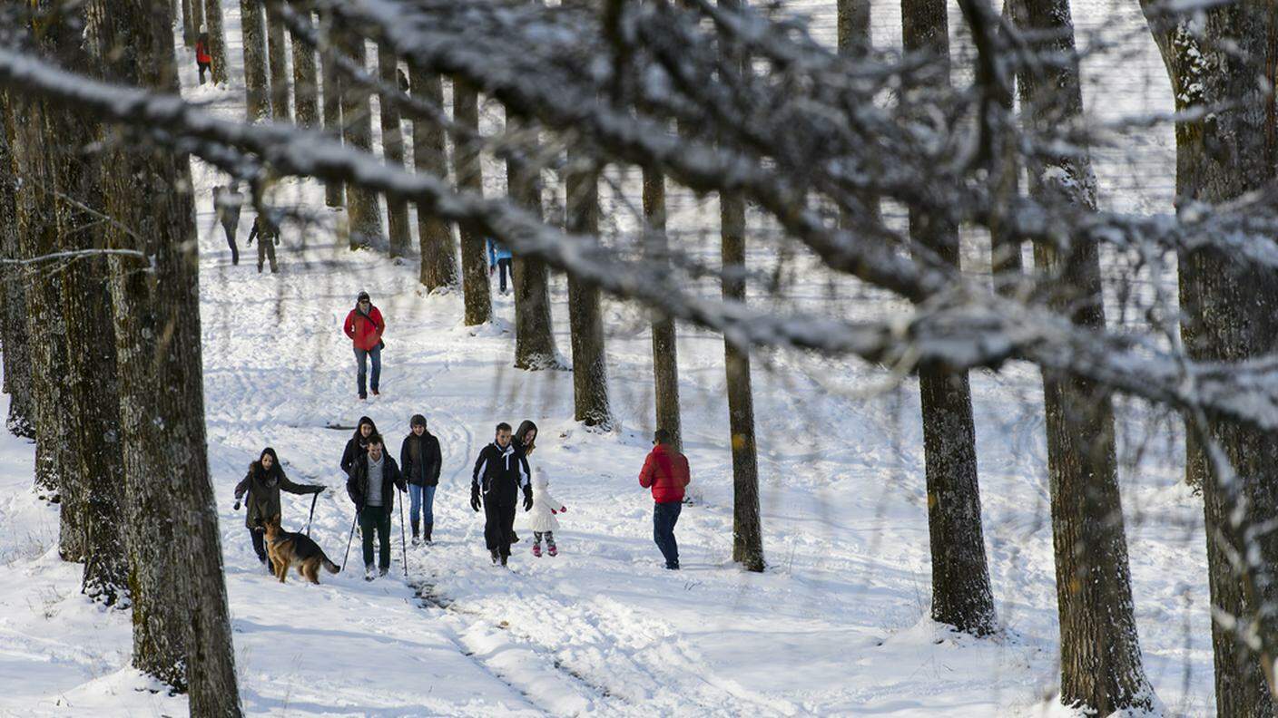 Persone a passeggio nella neve a Chalet-à-Gobet, vicino a Losanna