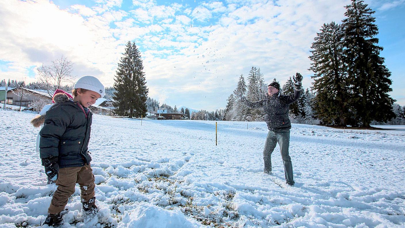 Noah, a sinistra, e Rob, a destra, giocano con la neve a Zugerberg (1039 metri)