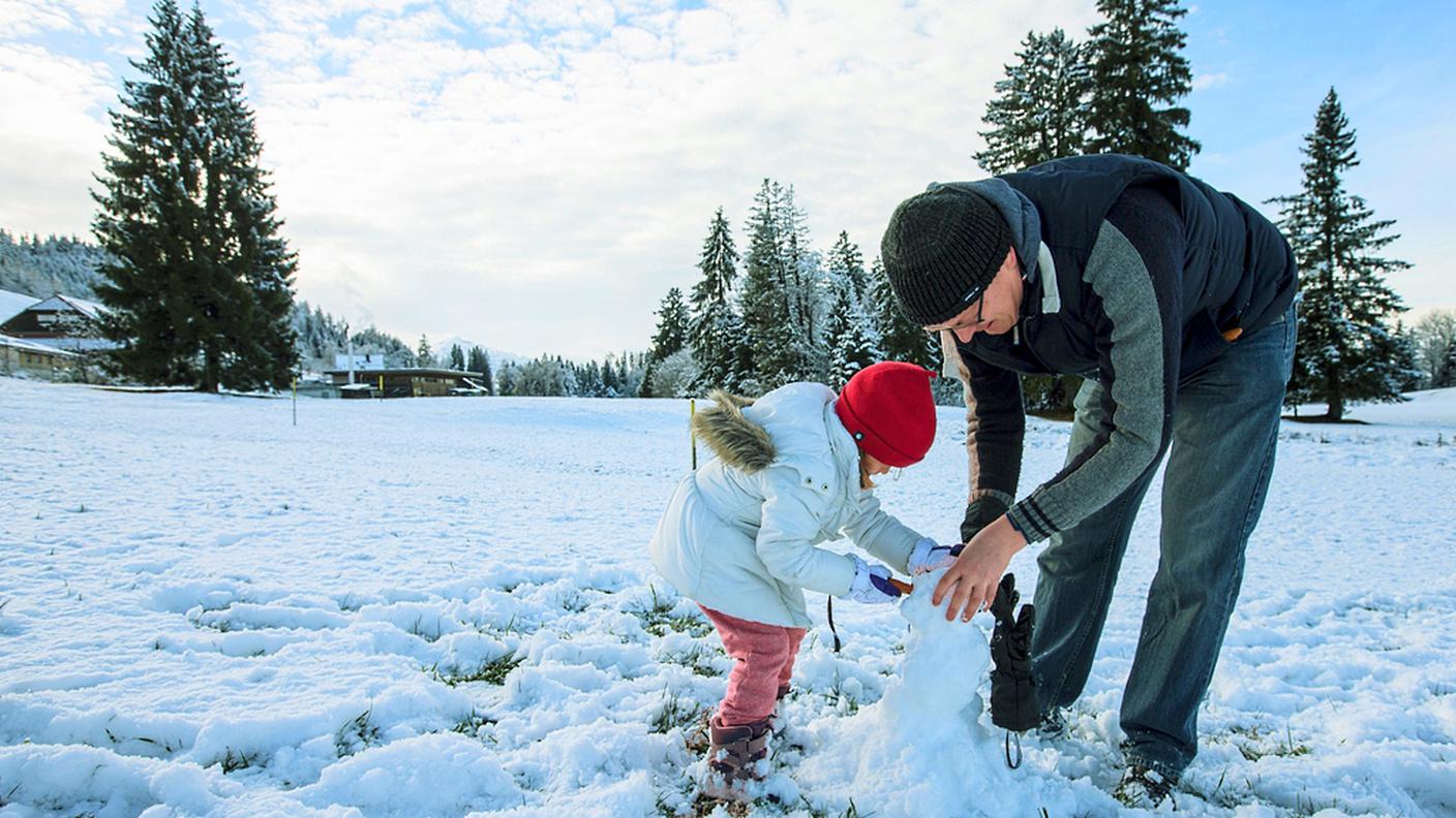 Un piccolo pupazzo di neve nel canton Zugo, a Zugerberg (1039 metri)