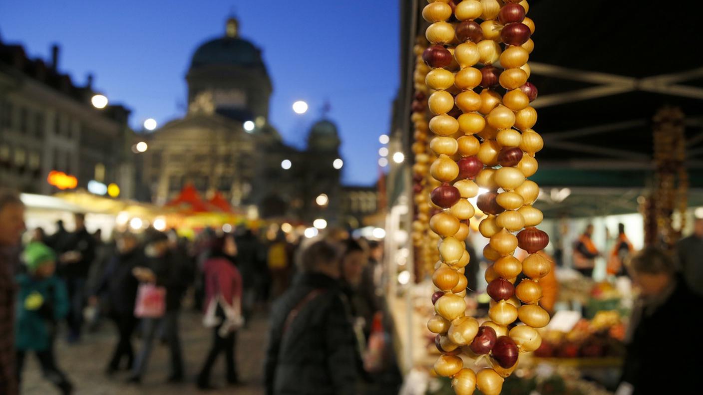 La cupola di Palazzo federale fa da sfondo allo storico mercato bernese