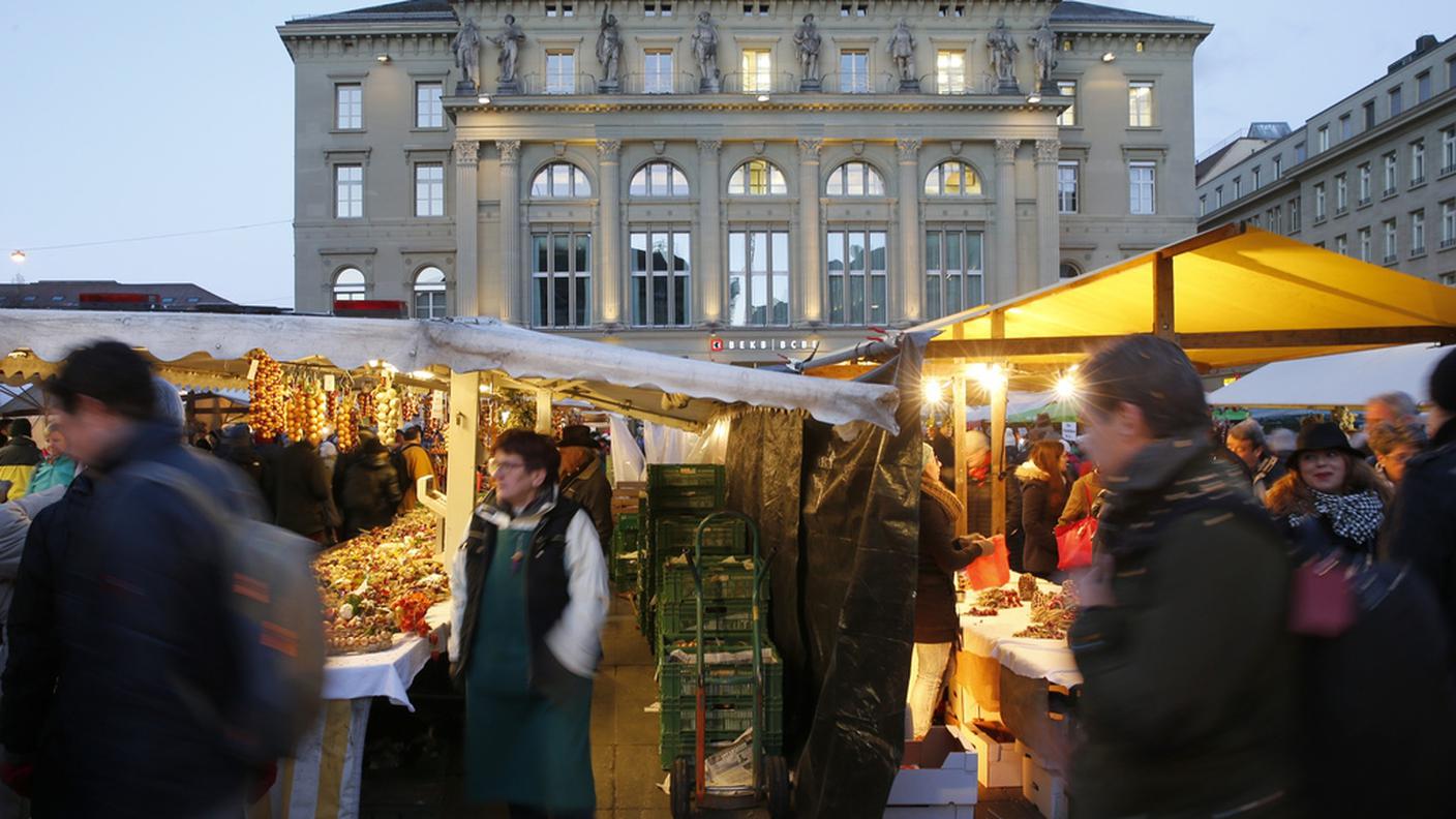 Turisti, clienti e curiosi affollano il mercato fin dal primo mattino