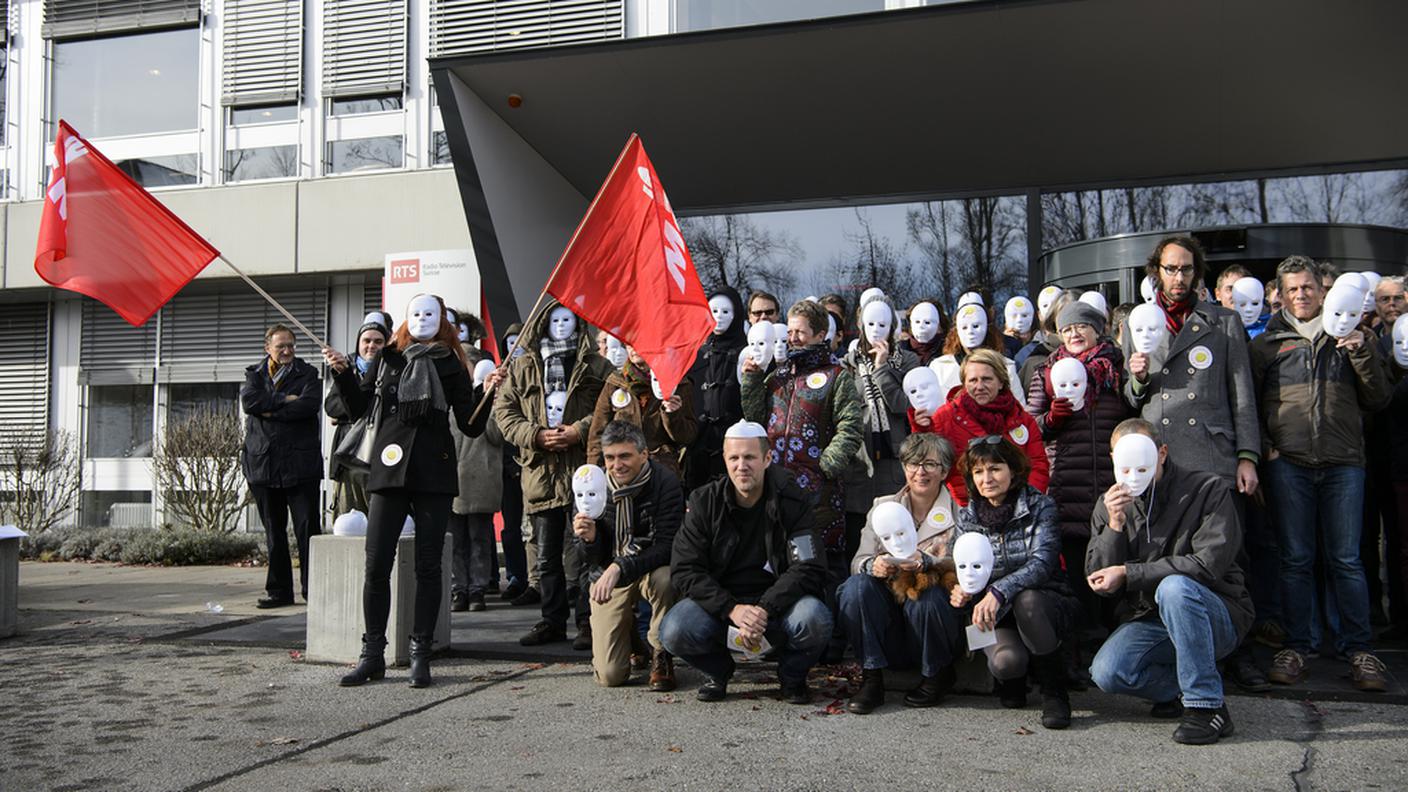 Davanti alla sede losannese sventolano le bandiere del sindacato dei massmedia