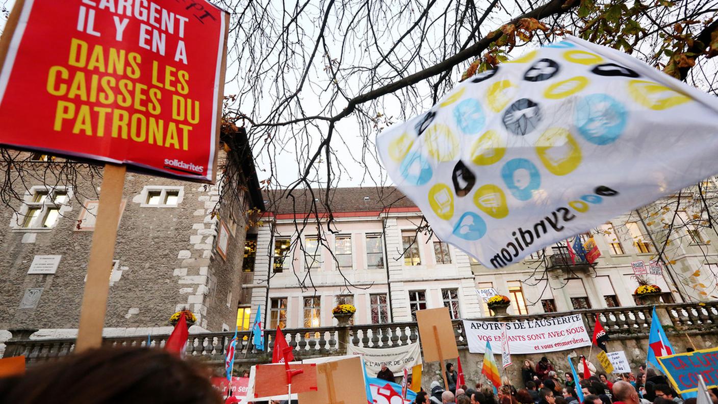 I funzionari ribadiscono la protesta per i tagli alla massa salariale