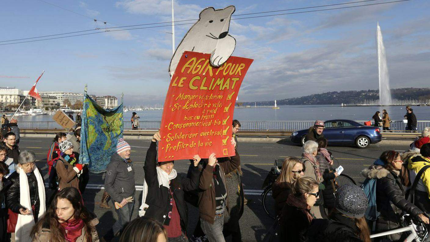 Gli attivisti chiedono di ridurre le emissioni inquinanti per salvare il pianeta dalla catastrofe