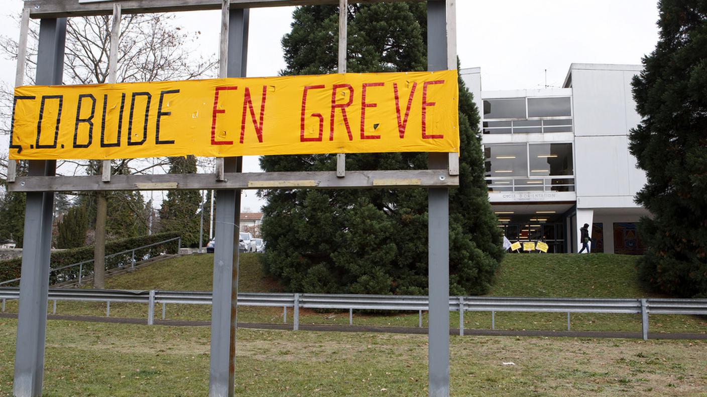 ''In sciopero'', si legge davanti a questa scuola