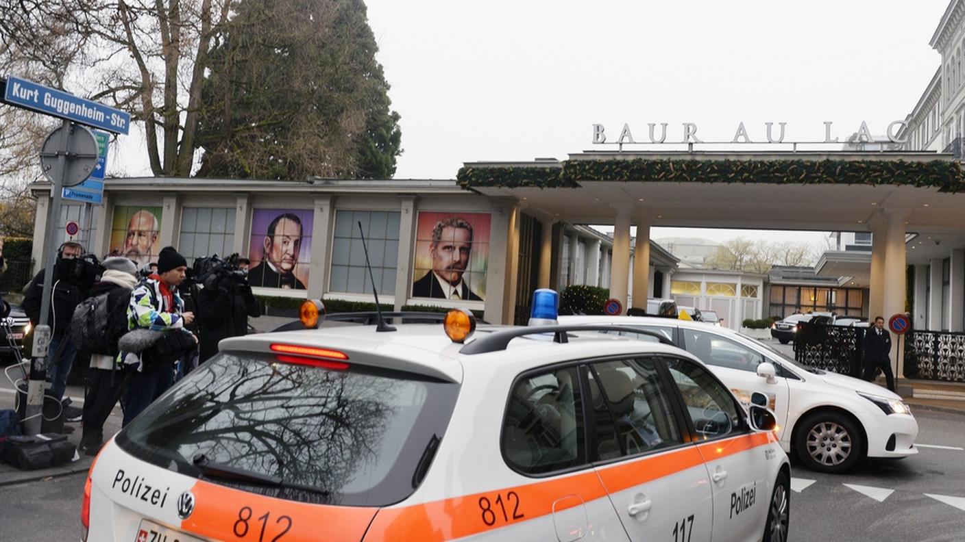 Auto della polizia davanti all'hotel di Zurigo teatro dei fermi