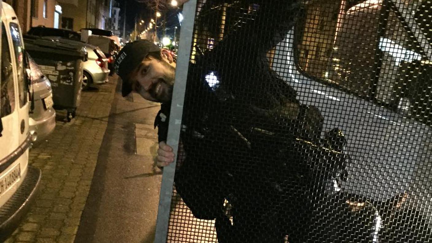 Patrick Jean alterna il lavoro al computer a quello nelle strade di Zurigo