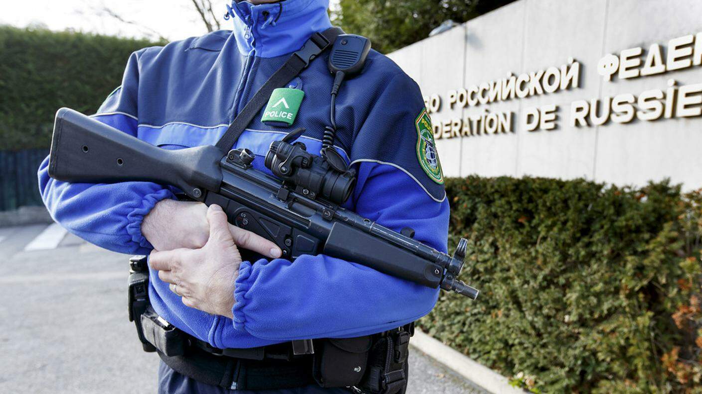 Un agente armato fuori dalla missione diplomatica russa
